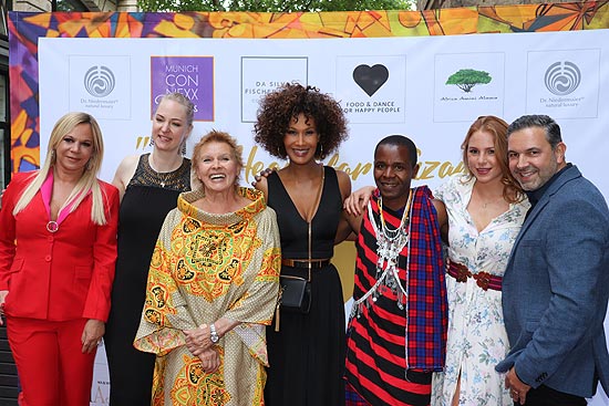 Birgit Fischer-Höper, Denise Brown (Co-Founder von Sababu Safaris und Präsidentin von Friends of Africa Amini Alama Foundation), Dr. Christine Wallner, Gründrin des Verein „Africa Amini Alama“, Moderatorin Marie Amière, Maasai Warrior Lesse Laizer, der Manager der Original Maasai Lodge in Tansania, Jil Boßlet vm Heart, Pedro da Silva   (©Foto: Martin Schmitz)